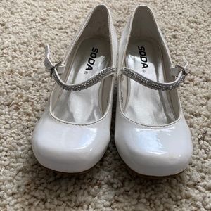 Size 1 Soda brand girls dress shoes